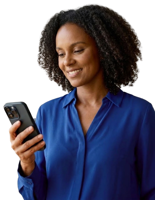 Mulher sorrindo enquanto olha para o celular